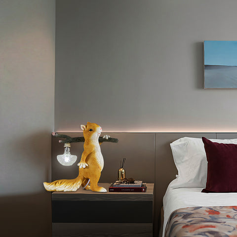 Lampe de bureau, lampe de chevet LED en résine de forme d'écureuil animal de dessin animé créatif